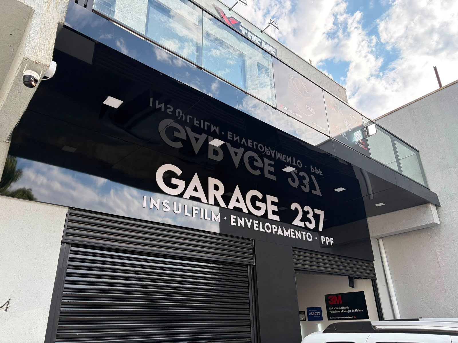 Fachada da Garage 237 com o letreiro Insulfilm, Envelopamento e PPF